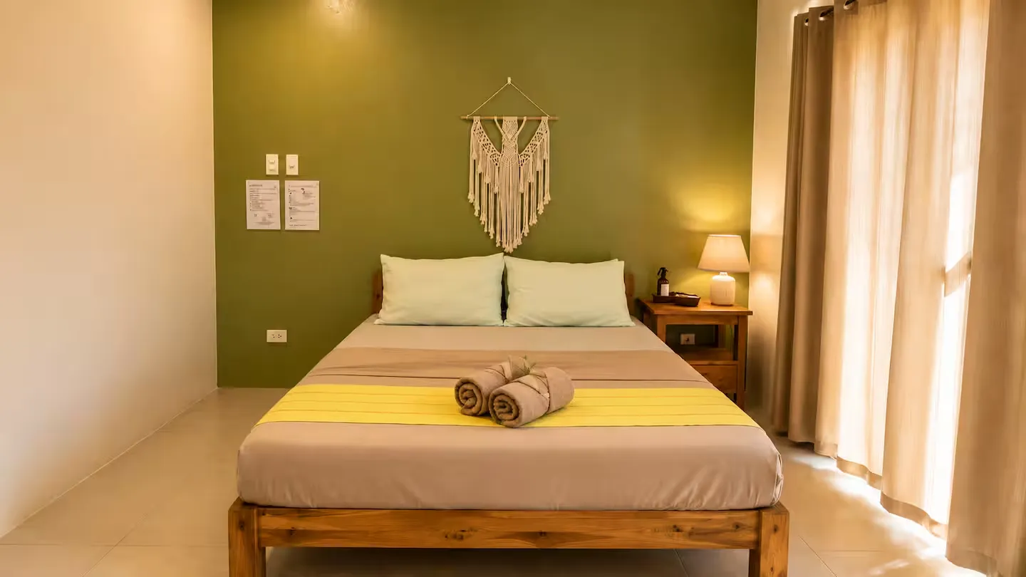 Balcony Room Near IT Park | Fast WiFi + Netflix