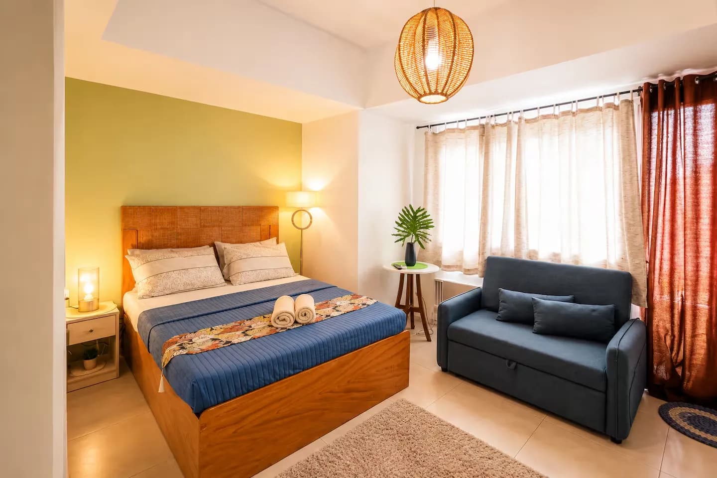 Modern 1BR Corner Unit w/ Pool & Gym